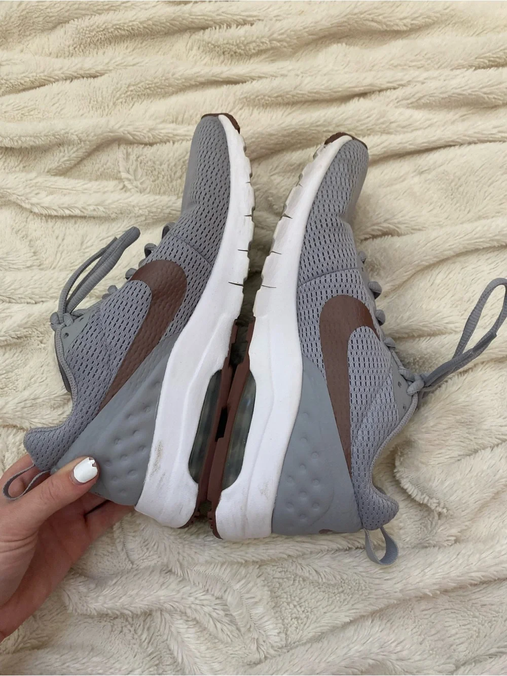 Nike Air Max Motion LW sneakers grey/bronze women's Sz 9